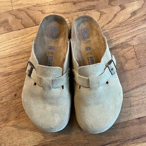 Size women’s 39 (US8) Wide. I didn’t realize they are wide so I  am reposhing!